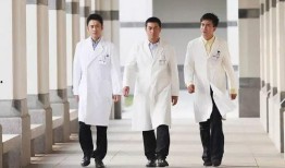 吃瓜男网红穿白大褂,揭秘娱乐圈幕后真相